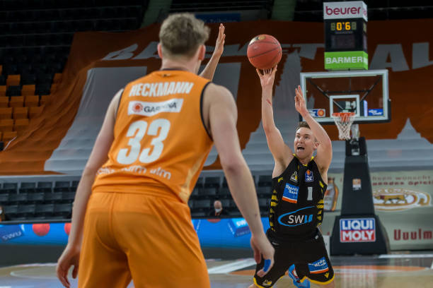 国抵达巴林：首发阵容浮出水面 目标至少拿一分.